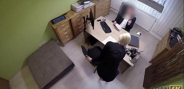 LOAN4K. Une blonde coquine baise pour un prêt pour acheter une nouvelle Mercede